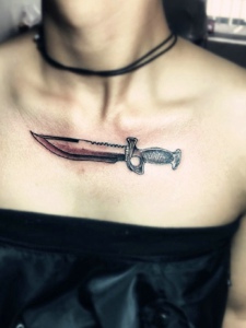 胸前个性豪迈的匕首纹身图案