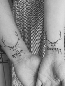 梵文与小图案结合的手腕情侣纹身图案