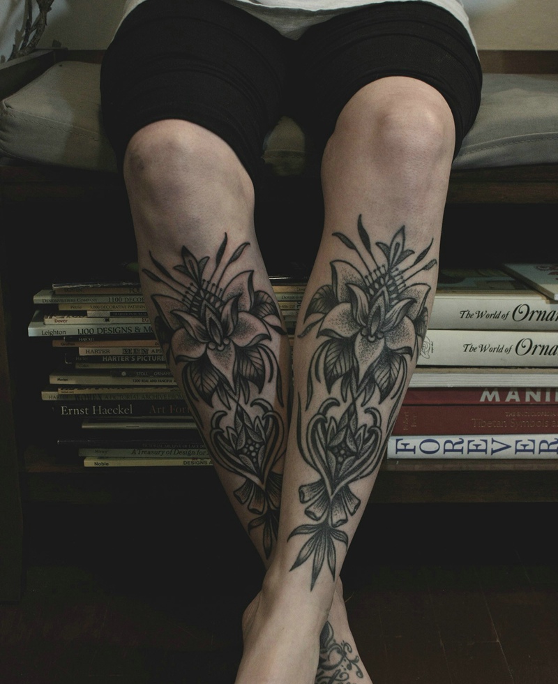 点击大图看下一张：双腿外侧精致大气的花朵纹身图案