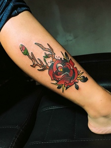 小腿处彩色玫瑰纹身图案很精美