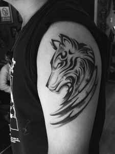 手臂一匹黑白动物头像纹身图案
