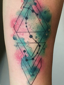手臂五颜六色的水彩几何星座纹身图案