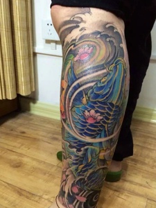 包小腿彩色莲花与鲤鱼的纹身图案