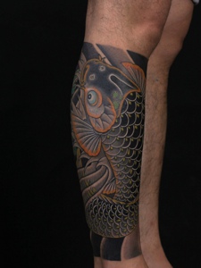 小腿处日式彩色鲤鱼纹身图案很霸气