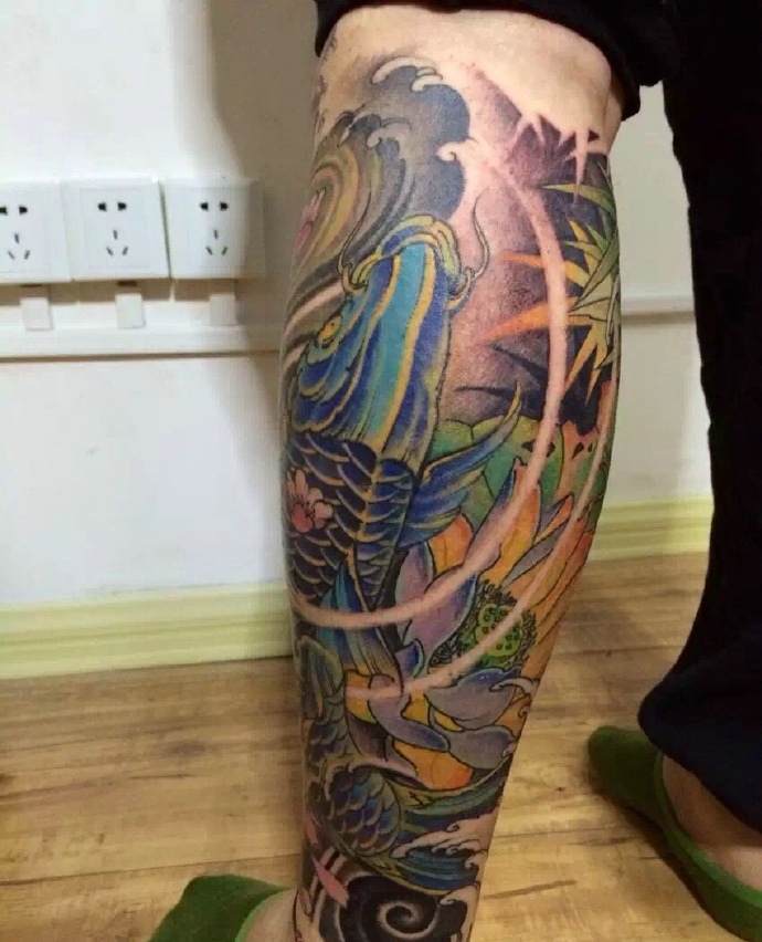 点击大图看下一张：包小腿彩色莲花与鲤鱼的纹身图案