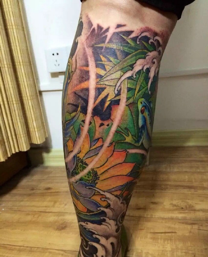 点击大图看下一张：包小腿彩色莲花与鲤鱼的纹身图案