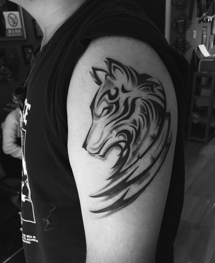 点击大图看下一张：手臂一匹黑白动物头像纹身图案