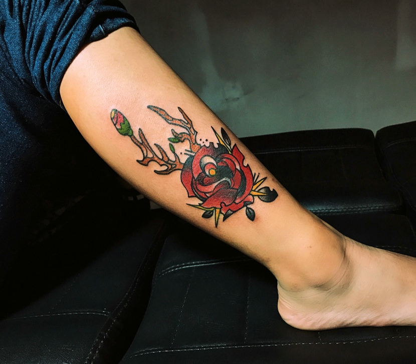 点击大图看下一张：小腿处彩色玫瑰纹身图案很精美