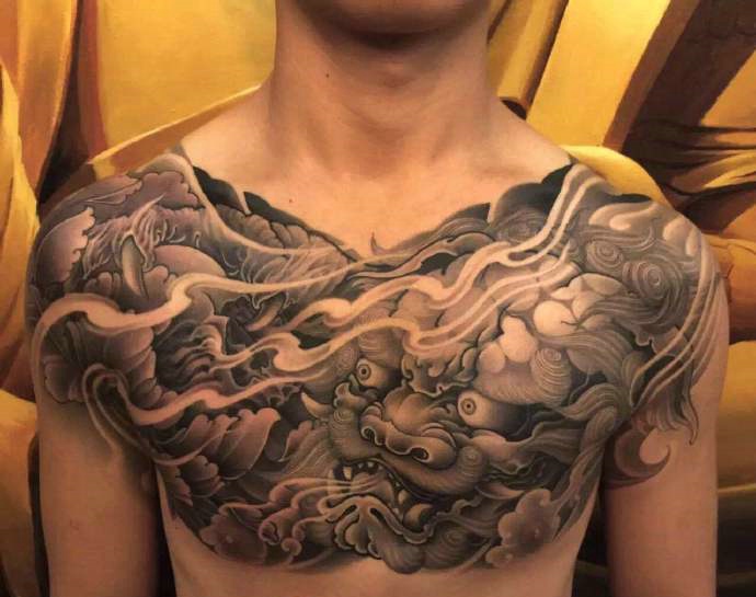 点击大图看下一张：男士胸口传统唐狮纹身图案