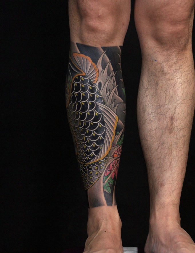 点击大图看下一张：小腿处日式彩色鲤鱼纹身图案很霸气