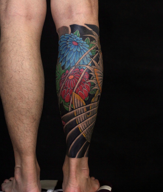 点击大图看下一张：小腿处日式彩色鲤鱼纹身图案很霸气