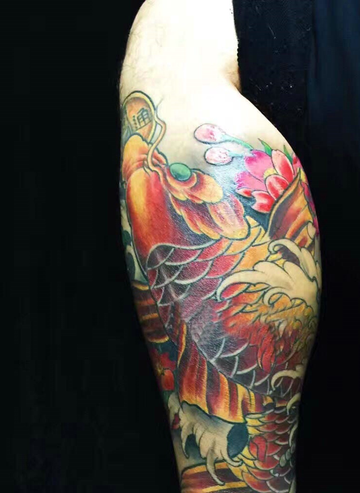 点击大图看下一张：包小腿彩色红鲤鱼纹身图案