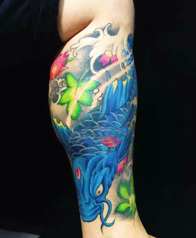 点击大图看下一张：包小腿彩色蓝鲤鱼纹身图案