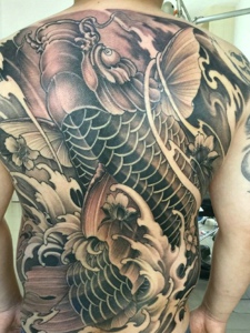 遮盖满背完美的黑白大鲤鱼纹身图案