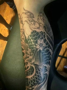 小腿部黑白传统鲤鱼纹身图案