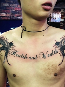 男士胸前英文与小燕子纹身图案