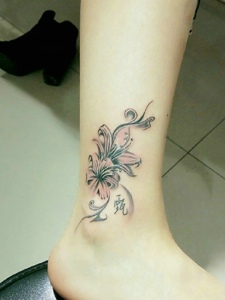 脚腕上的小清新唯美花朵纹身图案