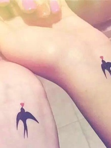 适合姐妹与闺蜜间的手腕小燕子纹身图片