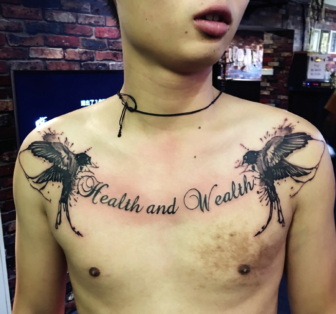点击大图看下一张：男士胸前英文与小燕子纹身图案