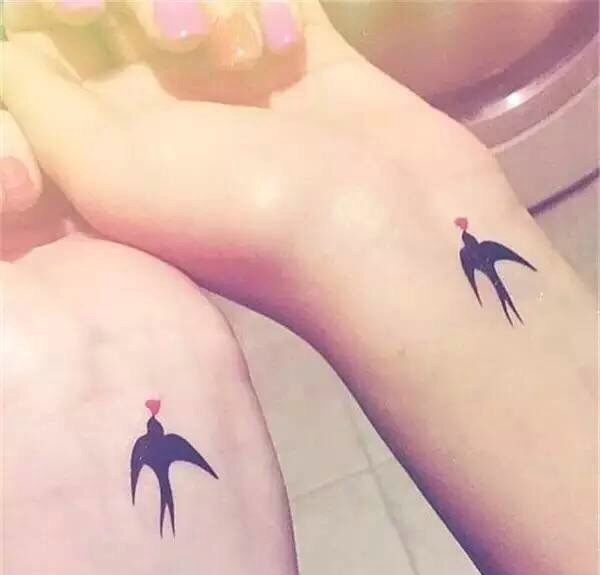 点击大图看下一张：适合姐妹与闺蜜间的手腕小燕子纹身图片
