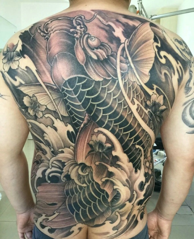 点击大图看下一张：遮盖满背完美的黑白大鲤鱼纹身图案