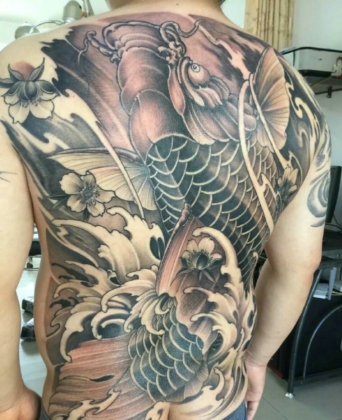 点击大图看下一张：遮盖满背完美的黑白大鲤鱼纹身图案