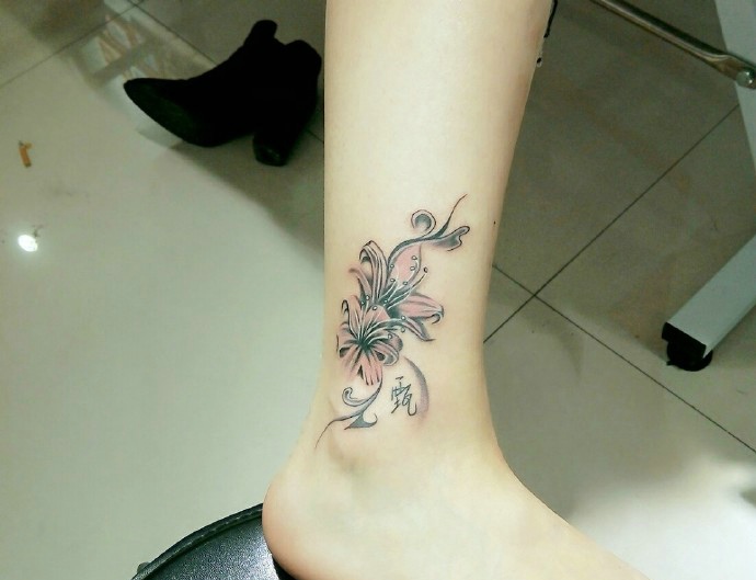 点击大图看下一张：脚腕上的小清新唯美花朵纹身图案