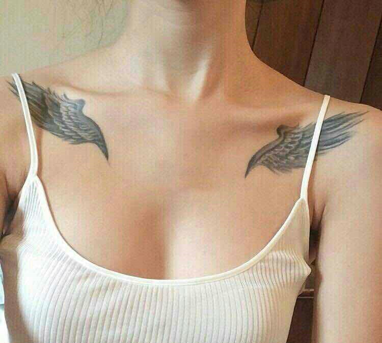 点击大图看下一张：白衣女子锁骨两边羽毛纹身图案
