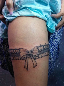 女生大腿处蝴蝶纹身图案很优美