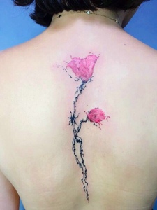 短发女孩脊椎部性感的花朵纹身图案