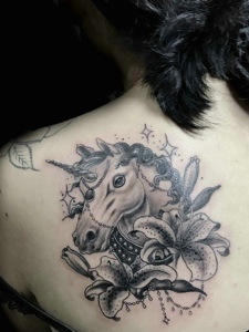 女生后背一匹黑灰骏马纹身图案