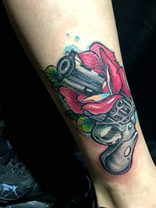 精美的彩色玫瑰水枪纹身图案