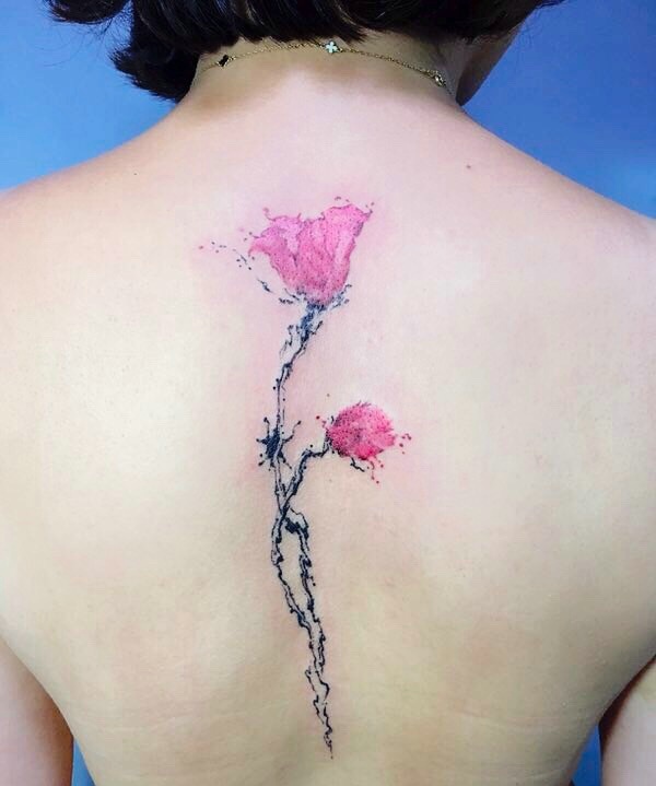 点击大图看下一张：短发女孩脊椎部性感的花朵纹身图案