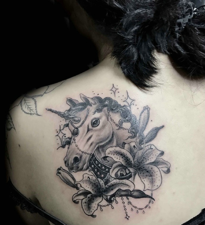 点击大图看下一张：女生后背一匹黑灰骏马纹身图案