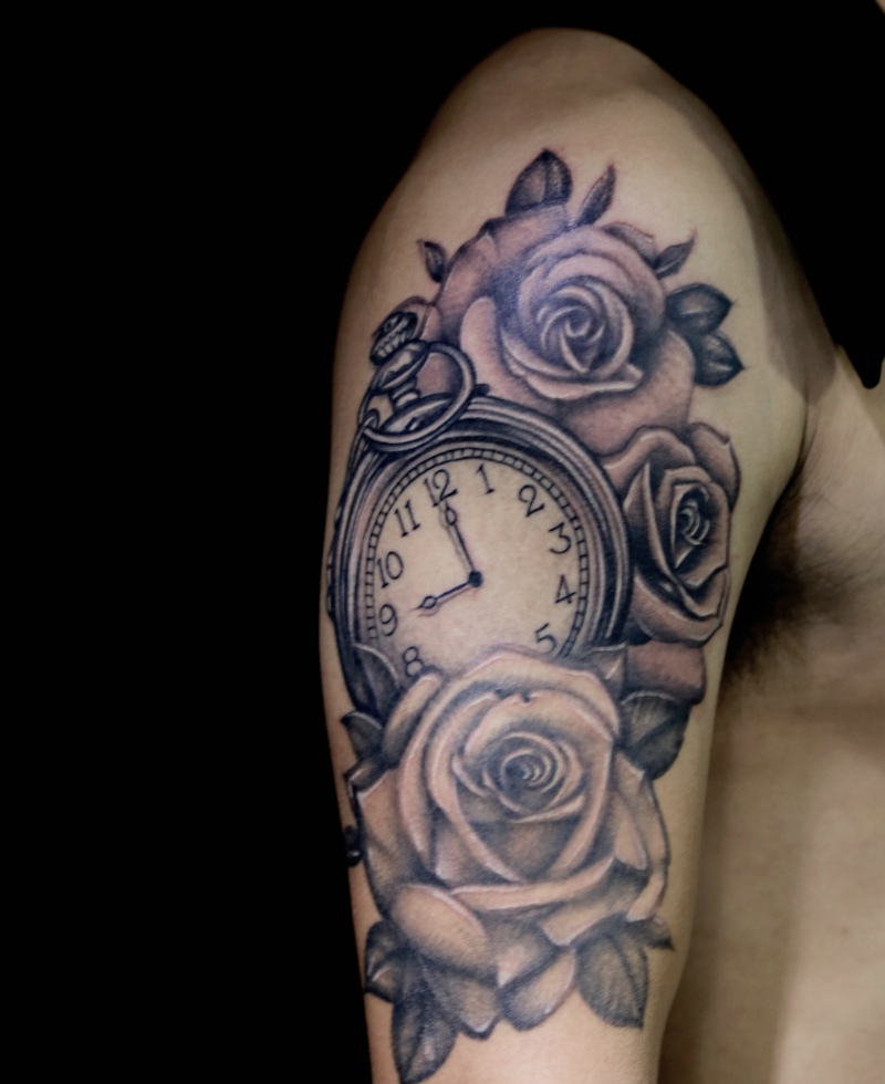 点击大图看下一张：手臂欧美时钟与玫瑰一起的纹身图案