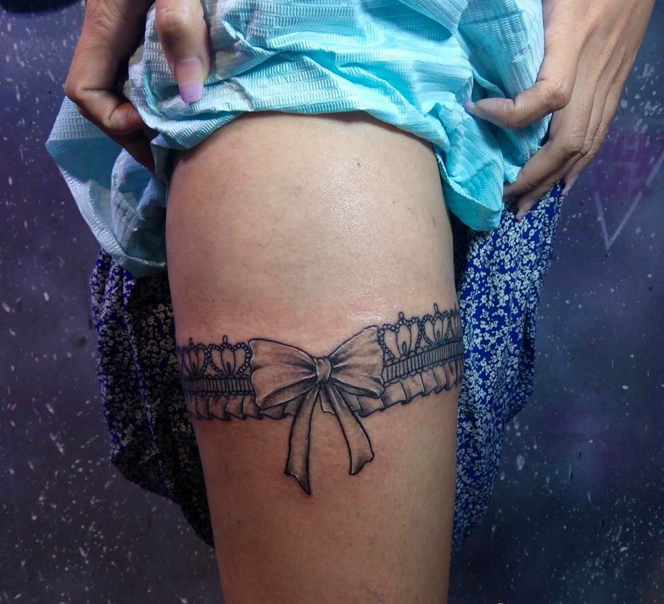 点击大图看下一张：女生大腿处蝴蝶纹身图案很优美