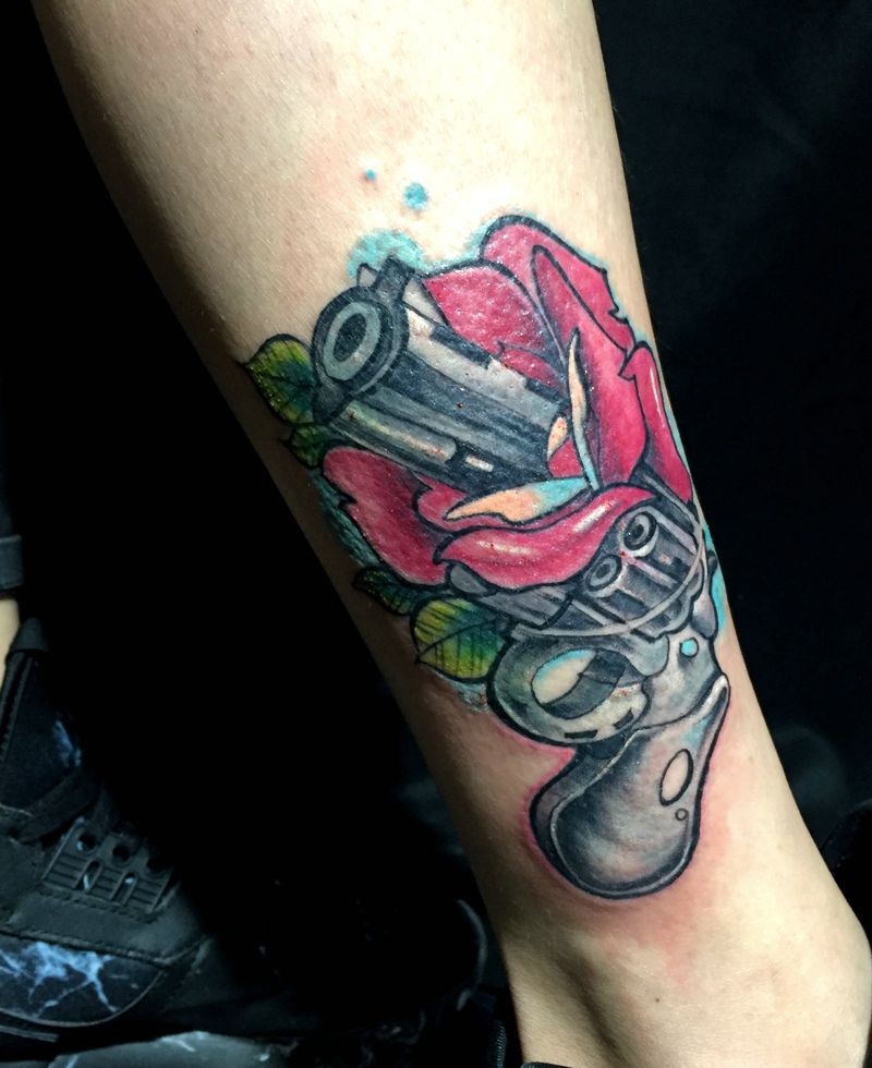 点击大图看下一张：精美的彩色玫瑰水枪纹身图案