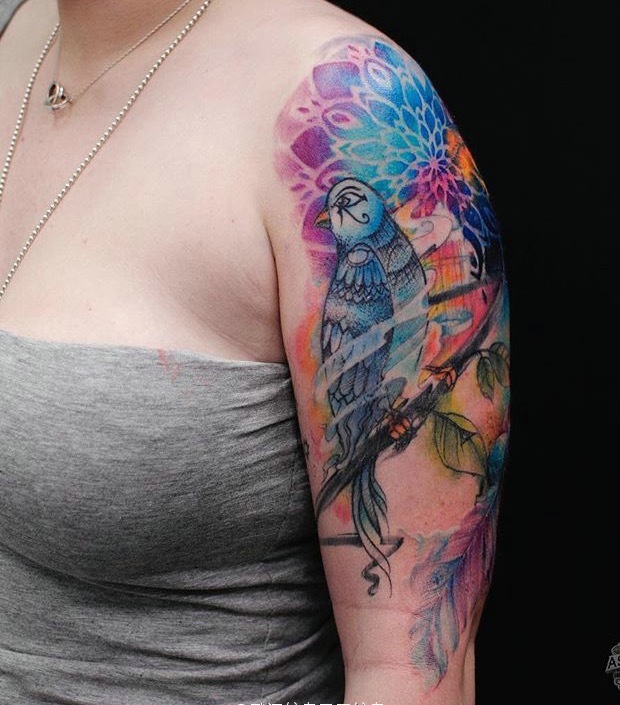 点击大图看下一张：五颜六色的大臂小燕子纹身图案