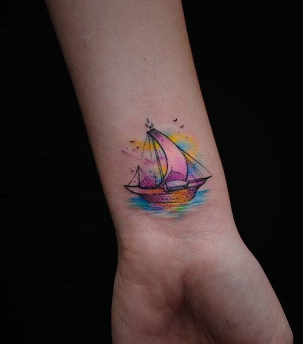 点击大图看下一张：一款迷你水彩帆船纹身图案