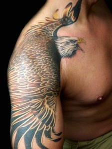 男子帅气的手臂老鹰纹身图案