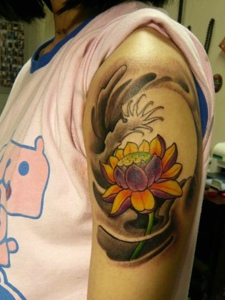 手臂外侧彩色莲花纹身图案很美丽