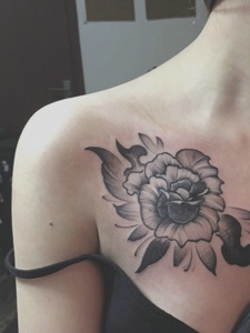 女生锁骨边上的黑白玫瑰纹身图案