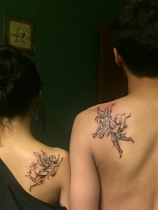 投奔对方的天使情侣背部纹身图案