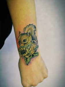 捧着向日葵的小松鼠手臂纹身图案