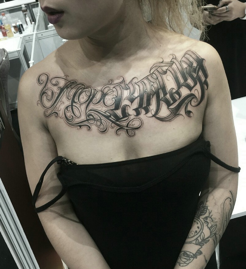 点击大图看下一张：个性女孩胸前带点弧度的花体英文纹身