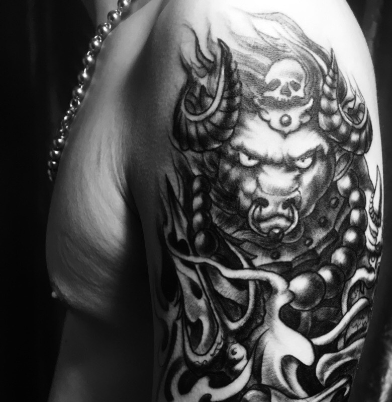 点击大图看下一张：大臂经典黑白牛魔王纹身图案
