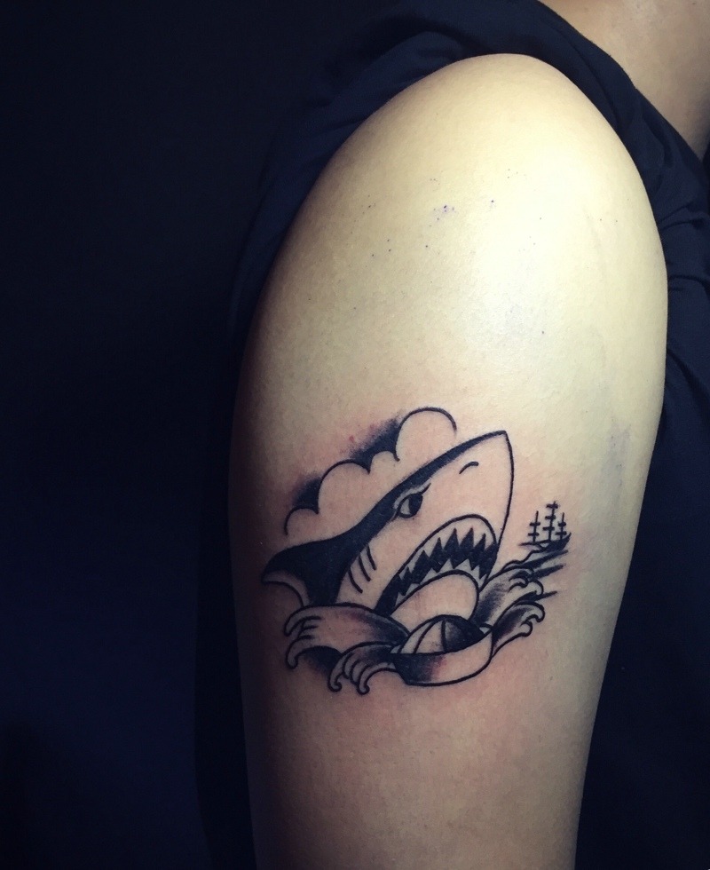 点击大图看下一张：手臂一只迷你黑白小鲨鱼纹身图案
