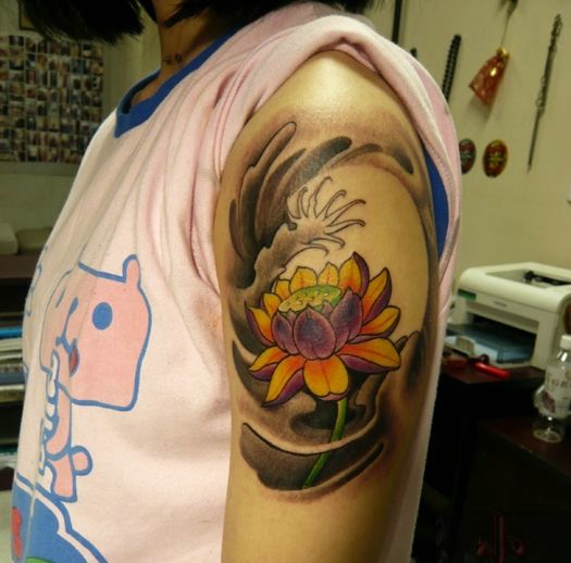 点击大图看下一张：手臂外侧彩色莲花纹身图案很美丽