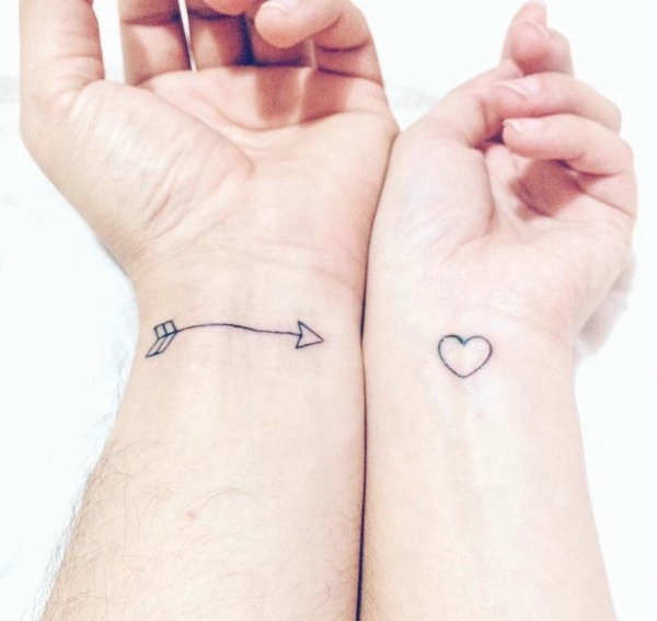 点击大图看下一张：手指关节上简单的匹配的情侣纹身图案