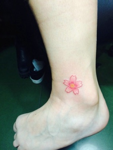 小腿部小清新樱花纹身图案很美丽